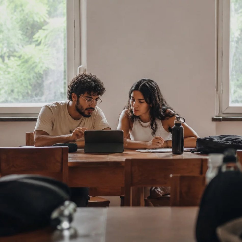 Turma rindo ao fim de uma rodada de debate, ainda com as folhas de anotação nas mãos